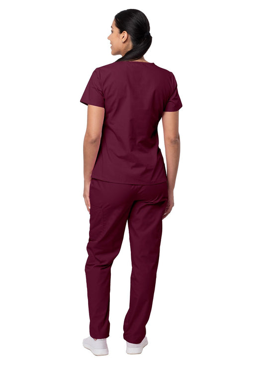 Conjunto médico con pantalón cargo y blusa cruzada para mujer 