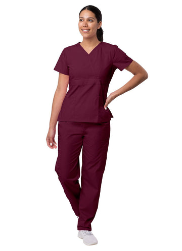 Conjunto médico con pantalón cargo y blusa cruzada para mujer 